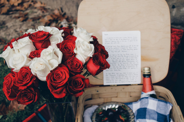 Ilustrasi Ucapan Ulang Tahun untuk Pacar, Berkesan dan Romantis. Foto: Unsplash/Seth Reese.
