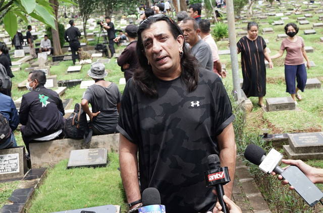 Adam Jagwani pemeran Hans di film Si Doel saat menghadiri pemakaman almarhum artis senior Aminah Cendrakasih alias Mak Nyak di TPU Karet Bivak, Jakarta, Kamis (22/12/2022).  Foto: Agus Apriyanto