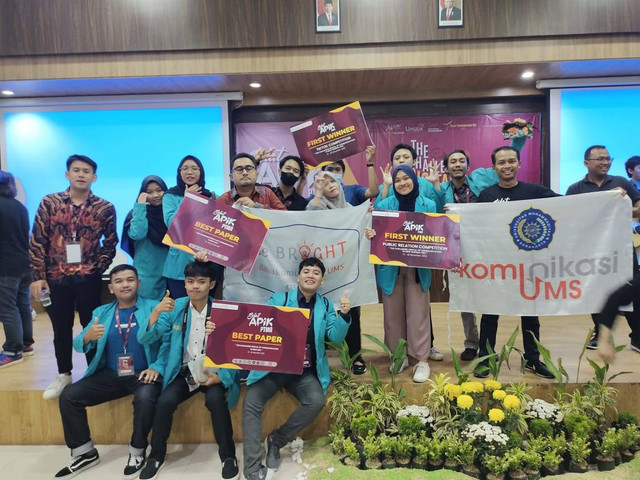 Dosen dan Mahasiswa Prodi Ilmu Komunikasi UMS berfoto bersama seusai pengumuman juara lomba pad ajang Silat APIK-PTMA 2022 di Sidoarjo, Selasa (20/12/2022). Sumber foto: Risqi Sonjaya