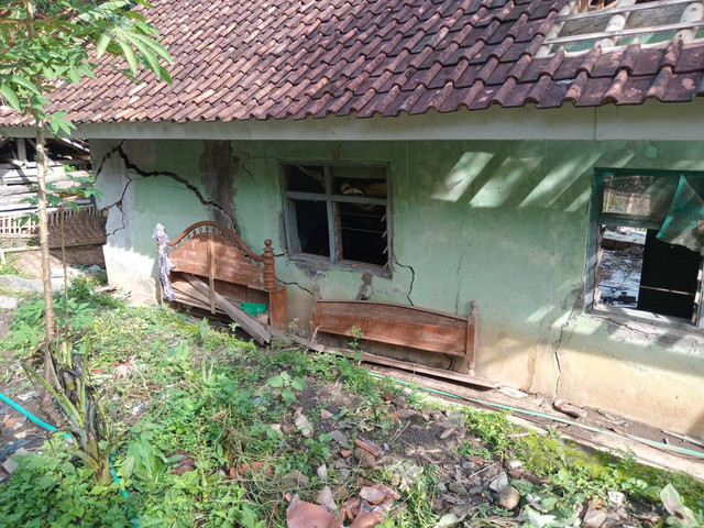 Sejumlah bangunan rumah milik warga mengalami kerusakan usai musibah gempa bumi melanda di Kabupaten Kuningan, Jabar. (Foto: BPBD Kuningan)