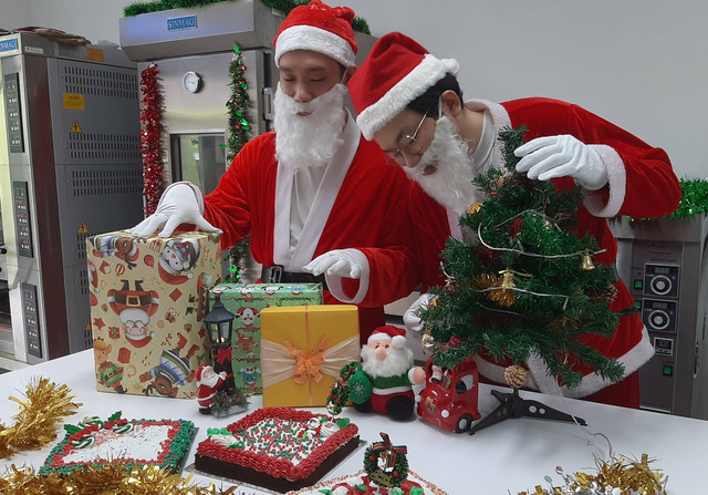 Mahasiswa Ubaya membuat Chocolate Fudge Cake. Foto: Amanah Nur Asiah/Basra