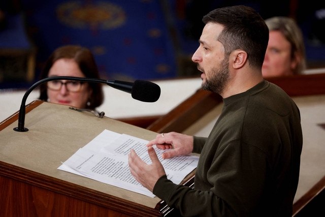 Presiden Ukraina Volodymyr Zelensky menyampaikan pidato pada pertemuan bersama Kongres AS di House Chamber of U.S. Capitol di Washington, AS, Rabu (21/12/2022). Foto: Jonathan Ernst/REUTERS