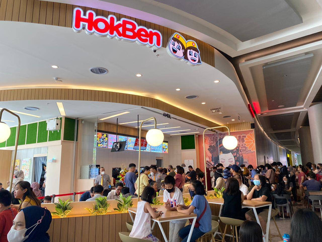 Pengunjung memenuhi gerai HokBen di Gaia Bumi Raya City Mall. Foto: Teri/Hi!Pontianak