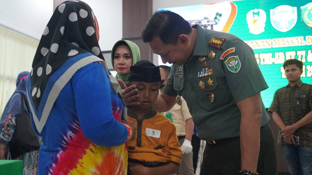 Danrem 011 Lilawangsa, Kolonel Bayu Permana menyapa anak-anak saat sunatan massal. Foto: Korem 011 