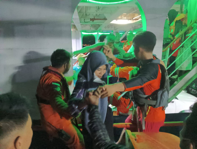 Tim Basarnas Ternate mengevakuasi para penumpang Kapal Feri KMP Ferindo IV. Foto: Basarnas Ternate
