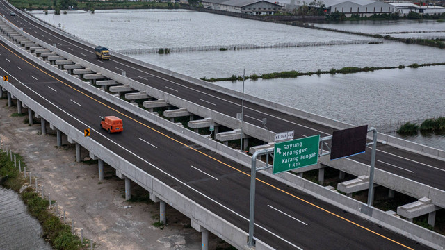 Foto udara sejumlah kendaraan roda empat melaju di Jalan Tol Semarang-Demak Seksi II di Kabupaten Demak, Jawa Tengah, Kamis (22/12/2022). Foto: ANTARA FOTO/Aji Styawan
