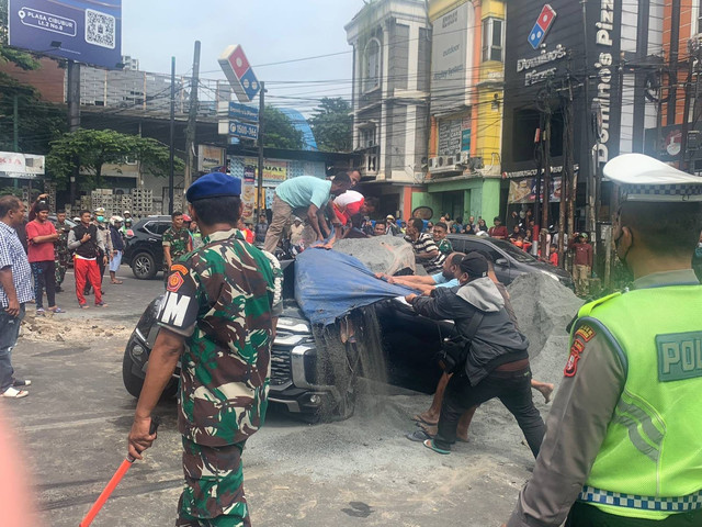 Truk pasir timpa mobil Pajero Sport di Jalan Alternatif Cibubur. Foto: Rinjani Meisa/kumparan