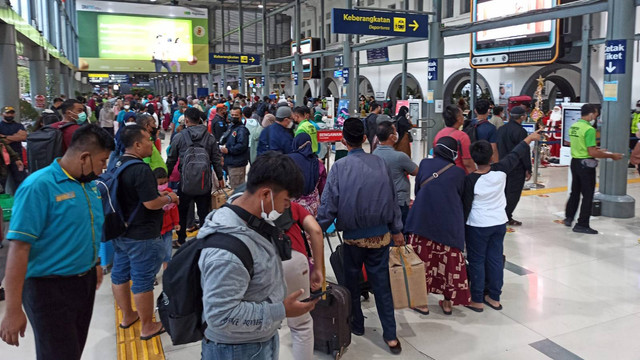 Suasana penumpang kereta api dari Stasiun Pasar Senen. Foto: dok: PT KAI