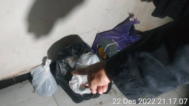 Petugas menunjuk lokasi penemuan bayi di Bantul. Foto: istimewa