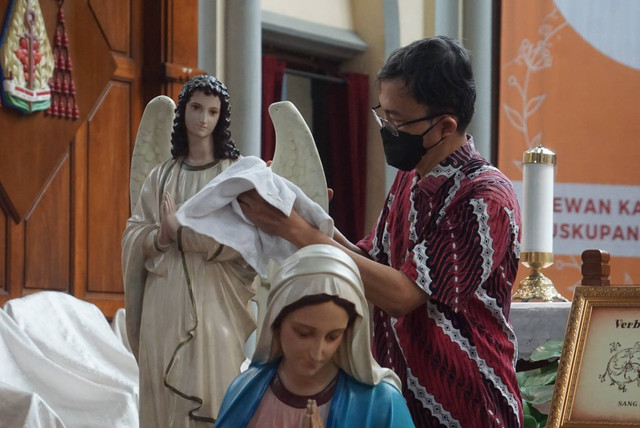 Petugas membersihkan kawasan Gereja Katedral Jakarta, Jumat (23/12/2022). Foto: Iqbal Firdaus/kumparan