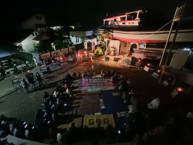 Jurnalis Aceh gelar doa bersama pada 25 Desember 2021, dalam peringatan 17 tahun tsunami Aceh. Foto: Abdul Hadi/acehkini