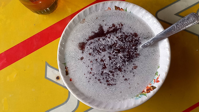 Bubur kacang ijo khas Kuningan Jawa Barat berjualan di daerah Tambora, Jakarta. Foto: Monika Febriana/kumparan