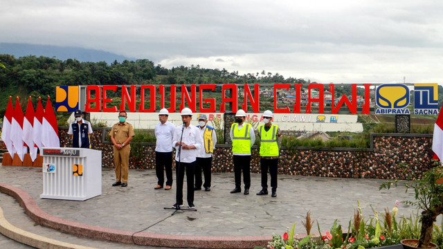 Presiden Jokowi (tengah) memberikan sambutan saat meresmikan Bendungan Ciawi, Kabupaten Bogor, Jawa Barat, Jumat (23/12/2022). Foto: Yulius Satria Wijaya/ANTARA FOTO