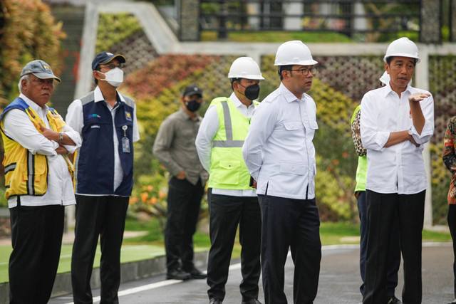 Presiden Jokowi (kanan) didampingi Menteri PUPR Basuki Hadimuljono, Gubernur Jabar Ridwan Kamil, dan Pj Gubernur DKI Jakarta Heru Budi Hartono saat meresmikan Bendungan Ciawi, Kabupaten Bogor, Jawa Barat, Jumat (23/12/2022). Foto: Yulius Satria Wijaya/ANTARA FOTO