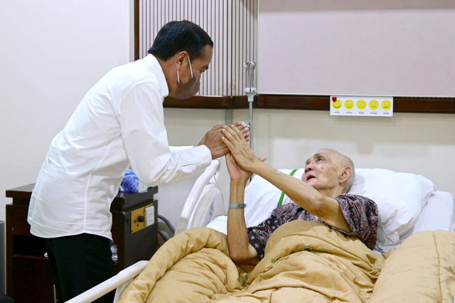 Presiden ke-7 RI Jokowi saat jenguk Mantan Wakil Presiden Try Sutrisno, di Rumah Sakit Angkatan Darat atau RSPAD Gatot Soebroto, Jumat (23/12/2022). Foto: Muchlis Jr/Biro Pers Sekretariat Presiden
