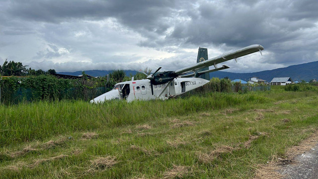 Pesawat Rimbun Air PK-OTY tergelincir di Bandar Udara Moenamani Kabupaten Dogiyai, Provinsi Papua Tengah. (Foto Humas Polda Papua)