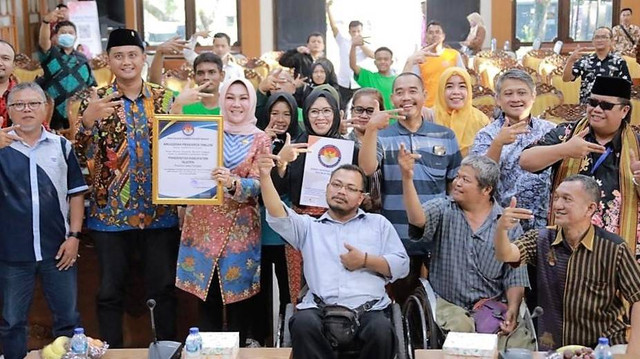 Tim Komisi Nasional Disabilitas (KND) berfoto bersama Bupati Klaten, Sri Mulyani (tiga dari kiri), dan penerima Anugerah Prakasa Inklusi lainnya. FOTO: dok Istimewa