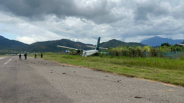 Pesawat Rimbun Air PK-OTY tergelincir di Bandar Udara Moenamani Kabupaten Dogiyai, Provinsi Papua Tengah. (Foto Humas Polda Papua)