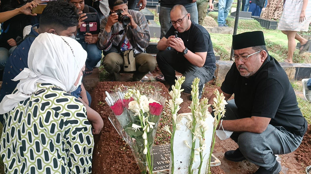 Rano Karno ziarah ke Makam Aminah Cendrakasih alias Mak Nyak, di TPU Karet Bivak, Jakarta, Jumat (23/12/2022).
Foto: Giovanni/kumparan