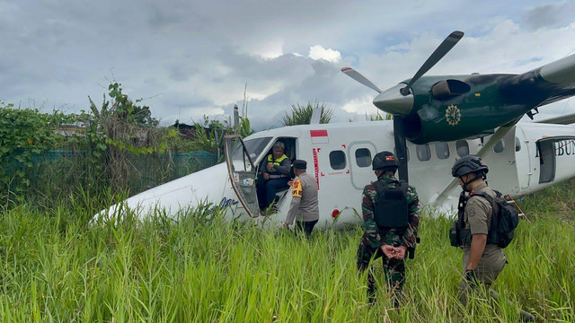 Pesawat Rimbun Air PK-OTY tergelincir di Bandar Udara Moenamani Kabupaten Dogiyai, Provinsi Papua Tengah. (Foto Humas Polda Papua)