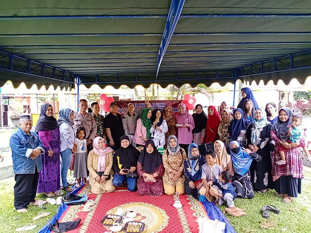 Pelapak yang tergabung dalam UMKM (Usaha Mikro Kecil dan Menengah) Alun alun istana kuning Kelurahan Raja, menggelar acara syukuran ke 4 tahun berdirinya Alun-alun Istana Kuning. Foto: IST