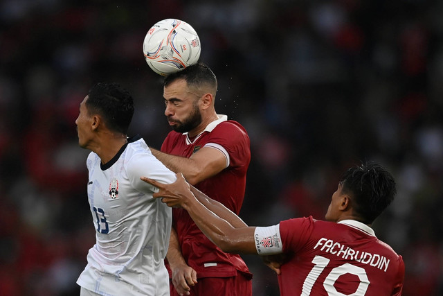 Pesepak bola Timnas Indonesia Jordi Amat (tengah) berebut bola dengan pesepak bola Timnas Kamboja Saret Krya (kiri) dalam pertandingan Grup A Piala AFF 2022 di Stadion Utama Gelora Bung Karno (SUGBK), Jakarta, Jumat (23/12/2022). Foto: Aditya Pradana Putra/ANTARA FOTO