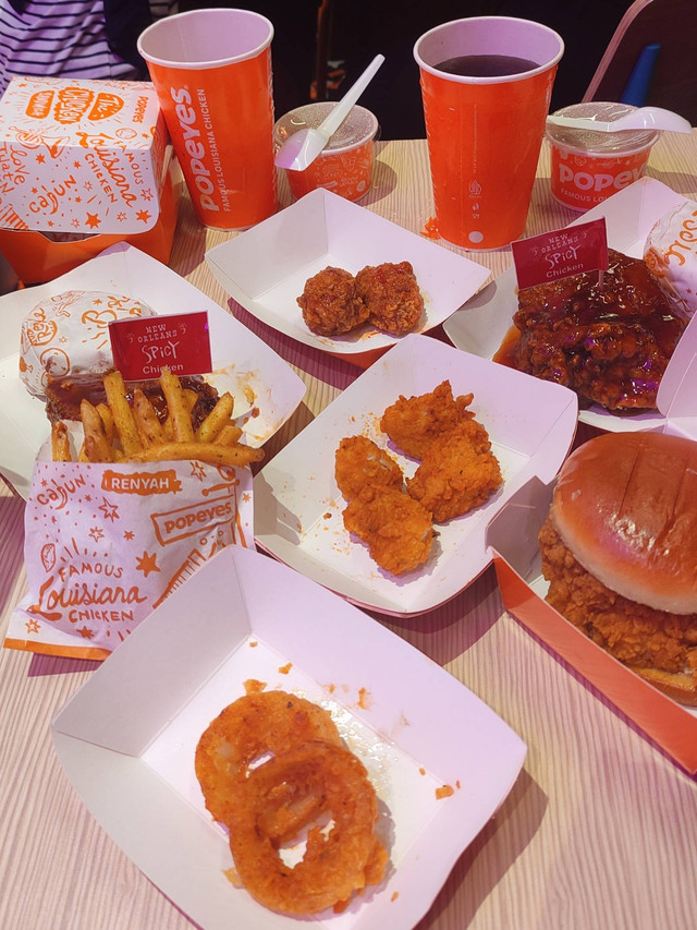 Berbagai menu dari Popeyes Indonesia yang akan resmi beroperasi pas Kamis, (29/12) mendatang. Foto: Riad Nur Hikmah/kumparan