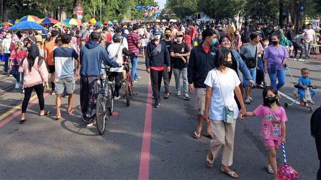 Warga memenuhi Jalan Slamet Riyadi, Solo, saat Car Free Day (CFD). FOTO: Fernando Fitusia