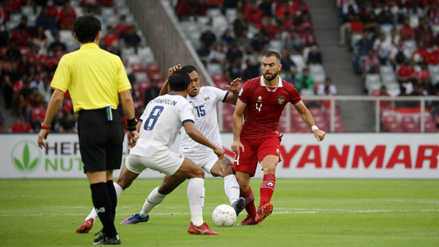 Pesepak bola Timnas Indonesia Jordi Amat (tengah) berebut bola dengan pesepak bola Timnas Kamboja dalam pertandingan Grup A Piala AFF 2022 di Stadion Utama Gelora Bung Karno (SUGBK), Jakarta, Jumat (23/12/2022). Foto: Aditia Noviansyah/kumparan