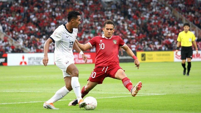 Pesepak bola Timnas Indonesia Egy Maulana Vikri (kanan) berebut bola dengan pesepak bola Timnas Kamboja Saret Krya (kiri) dalam pertandingan Grup A Piala AFF 2022 di Stadion Utama Gelora Bung Karno (SUGBK), Jakarta, Jumat (23/12/2022). Foto: Aditia Noviansyah/kumparan