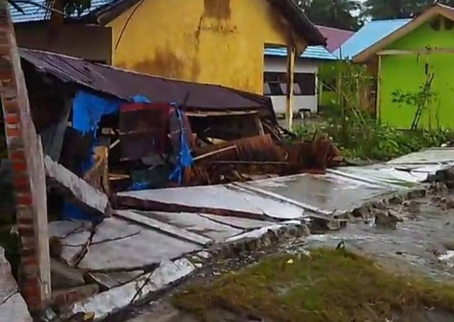 Pagar SMK IV Majene roboh usai diterjang banjir rob. Foto: Istimewa