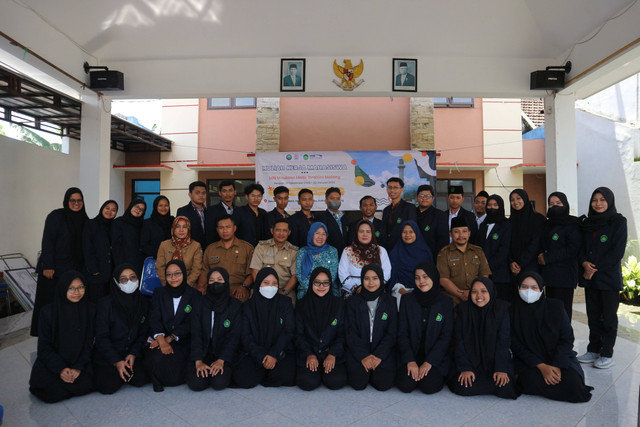 Foto bersama Peserta KKM 05/06 beserta DPL dengan perangkat desa dan tokoh masyarakat. Sumber: Dokumentasi pribadi
