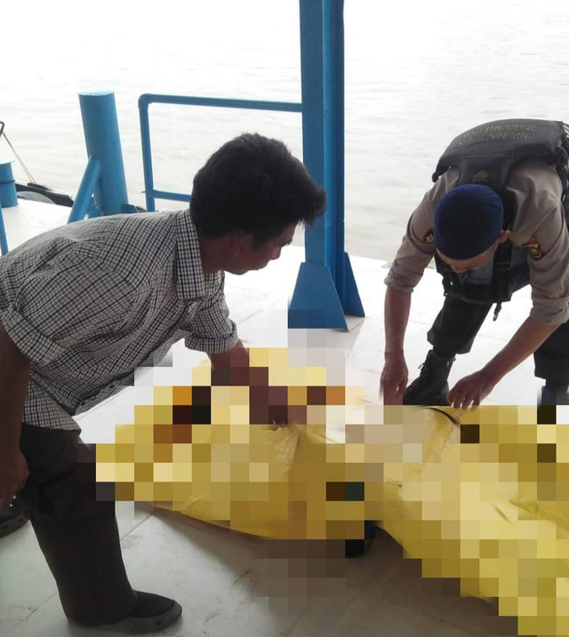 Polisi melakukan evakuasi mayat tanpa busana, Foto : Istimewa