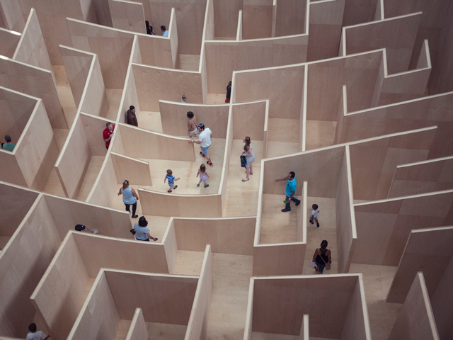 Ilustrasi tempat yang penuh lorong yang berliku. Sumber: www.unsplash.com.