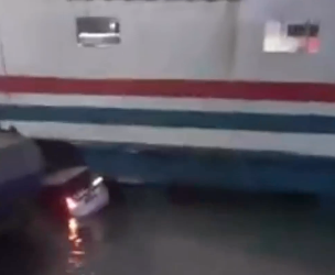 Tangkapan layar mobil tercebur.