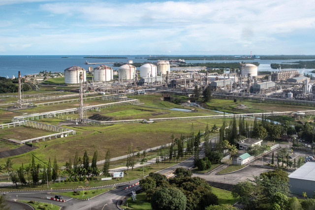 Suasana Kilang LNG Badak di Bontang, Kalimantan Timur. Foto: Muhammad Adimaja/Antara Foto