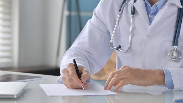 Ilustrasi surat sakit. Foto: RollingCamera/Shutterstock