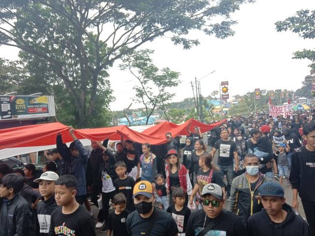 Aremania melakukan aksi menuntut keadilan bagi korban Tragedi Kanjuruhan. Foto/M Sholeh