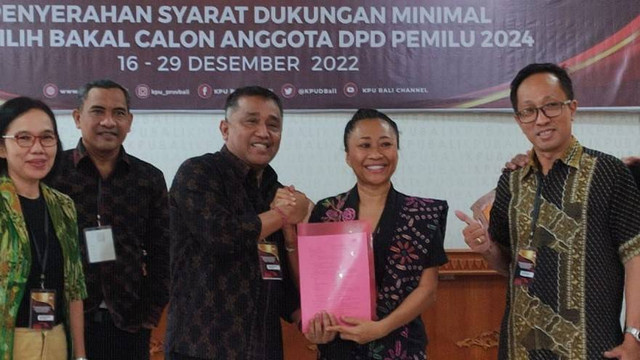 Luh Djelantik saat menyerahkan syarat dukungan ke Ketua KPU Bali - LSU