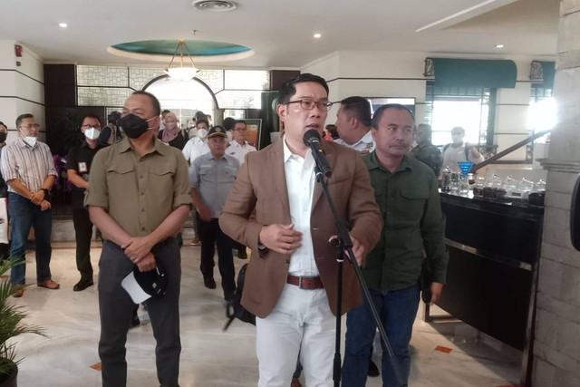 Gubernur Jawa Barat (Jabar) Ridwan Kamil meresmikan 8 bus listrik yang menjadi tambahan moda transportasi publik di Hotel Preanger, Sabtu (24/12/2022). Foto: Sinar Utami/kumparan