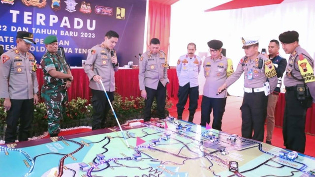Kakorsabhara Baharkam Polri Irjen Pol Priyo Widyanto bersama rombongan memantau pelaksanaan Operasi Lilin 2022 jelang natal dan tahun baru 2023 di wilayah Kabupaten Brebes, Sabtu 24 Desember 2022 (doc Polres Brebes)