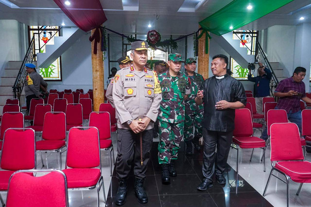 Kapolda dan Danrem saat kunjungi salah satu gereja di Kota Ternate. Foto: Istimewa