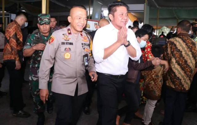 Wakapolda Sumsel Brigjen Pol Rudi Setiawan bersama Gubernur Sumsel Herman Deru usai memantau Gereja di Palembang, Foto : Humas Polda Sumsel