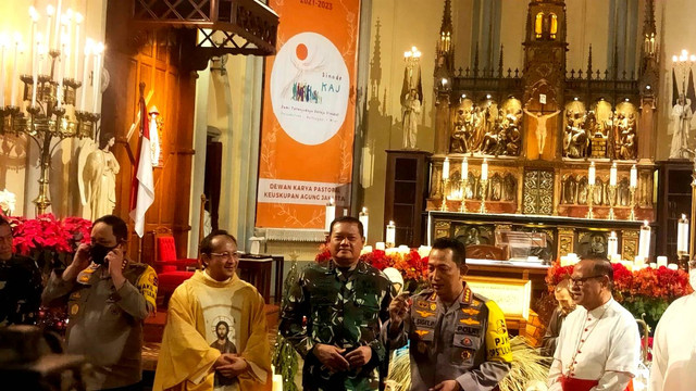 Yudo Margono dan Listyo Sigit Prabowo saat meninjau perayaan Misa Natal di Gereja Katedral Jakarta, Sabtu (24/12/2022). Foto: Ananta Erlangga/kumparan