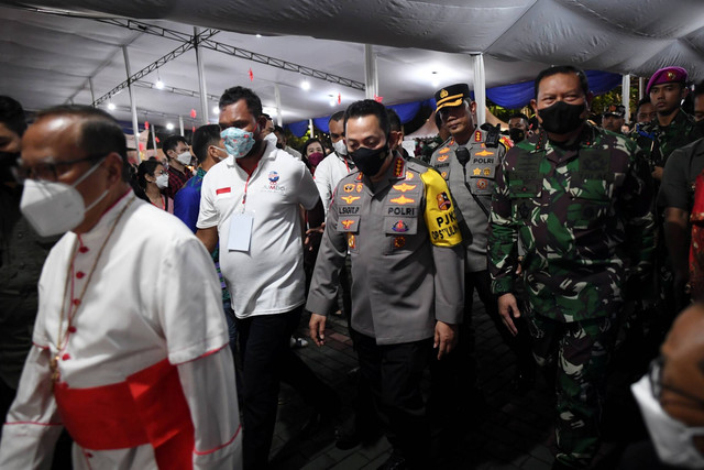 Panglima TNI Laksamana TNI Yudo Margono (kanan) didampingi Kapolri Jenderal Pol Listyo Sigit Prabowo (kedua kanan) berjalan saat meninjau kemananan yang berlangsung pada Misa Malam Natal di Gereja Katedral, Jakarta, Sabtu (24/12/2022). Foto: M Risyal Hidayat/ANTARA FOTO