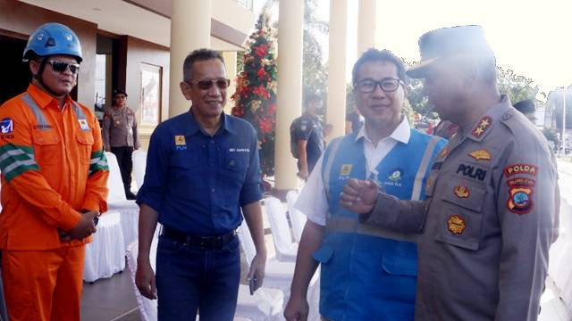General Manager PLN UID Suluttenggo, JA Ari Dartomo bersama Kapolda Sulut, Irjen Pol Setyo Budiyanto berdiskusi terkait pengamanan pasokan listrik selama liburan Natal dan Tahun Baru.