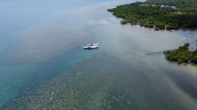 Pemandangan dari udara kawasan wisata Gonda Mangrove Park di Desa Laliko, Kabupaten Polewali Mandar, Sulawesi Barat. Foto: Dokumentasi Komunitas Sahabat Pesisir