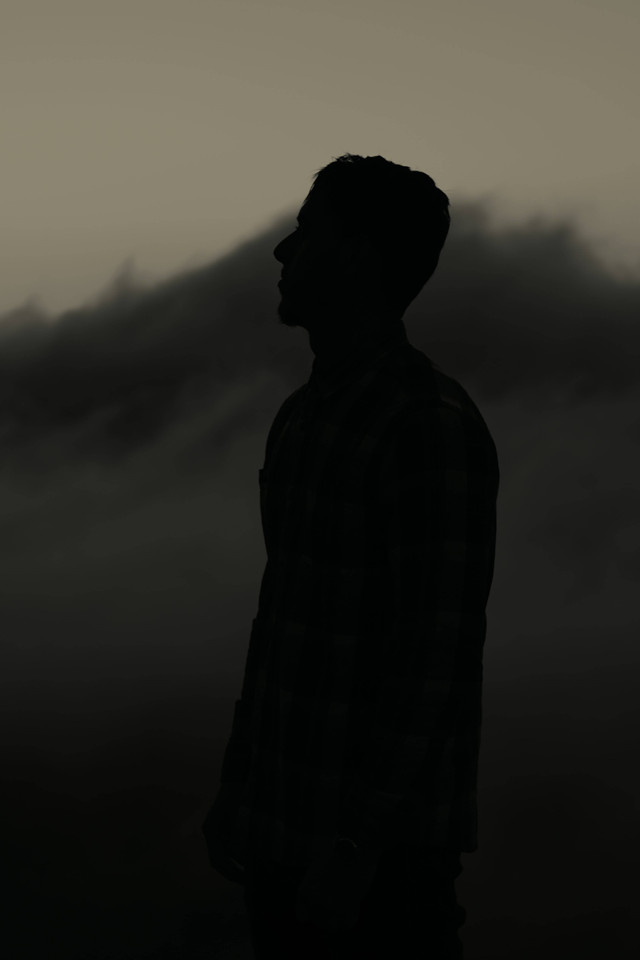 Siluet manusia, source unsplash.com