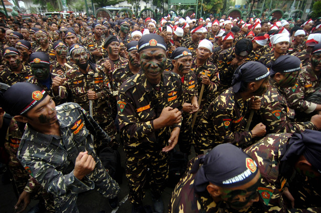 Sejumlah anggota Barisan Ansor Serbaguna (Banser) meneriakkan yel-yel saat mengikuti apel pembaretan di Gedung Nahdlatul Ulama (NU) Slawi, Kabupaten Tegal, Jawa Tengah, Minggu (25/12/2022). Foto: Oky Lukmansyah/Antara Foto