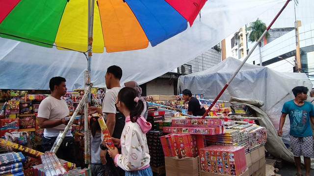 Pedagang menjual kembang api di Pasar Pagi Jalan Petak Baru, Jakarta Barat, Minggu (25/12/2022). Foto: Ghinaa Rahmatika/kumparan